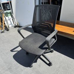 Black Mesh Desk Chair with Armrest Good Condition 