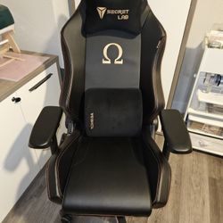 Secretlab Omega Gaming Chair – Excellent Condition!