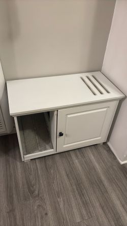 Cat litter box enclosure