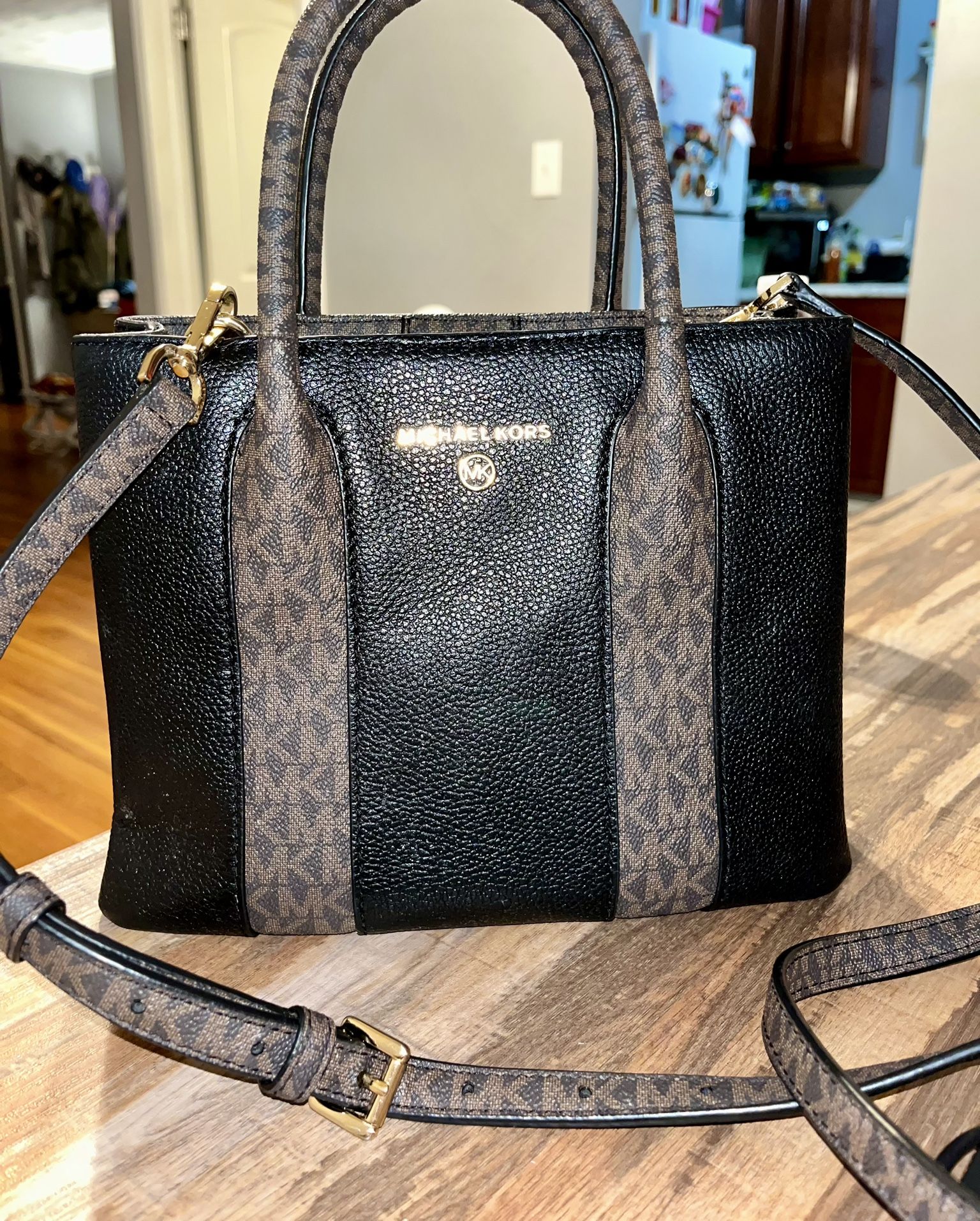 Small michael kors authentic tote