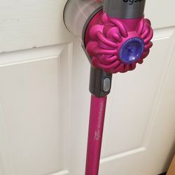 CORDLESS DYSON VACUUMS  , AMAZING POWER SUCTION  , WORKS EXCELLENT  , IN THE BOX 