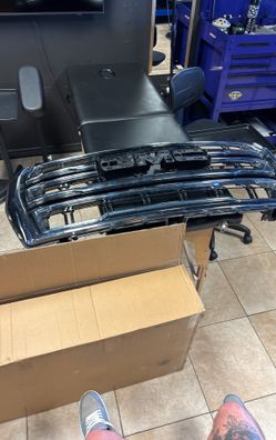 2022 GMC Grill And Some Trim Pieces