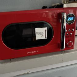 Insignia 0.7 Cu. Ft. Retro Compact Microwave in red