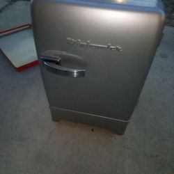 Mini Fridge/Freezer 