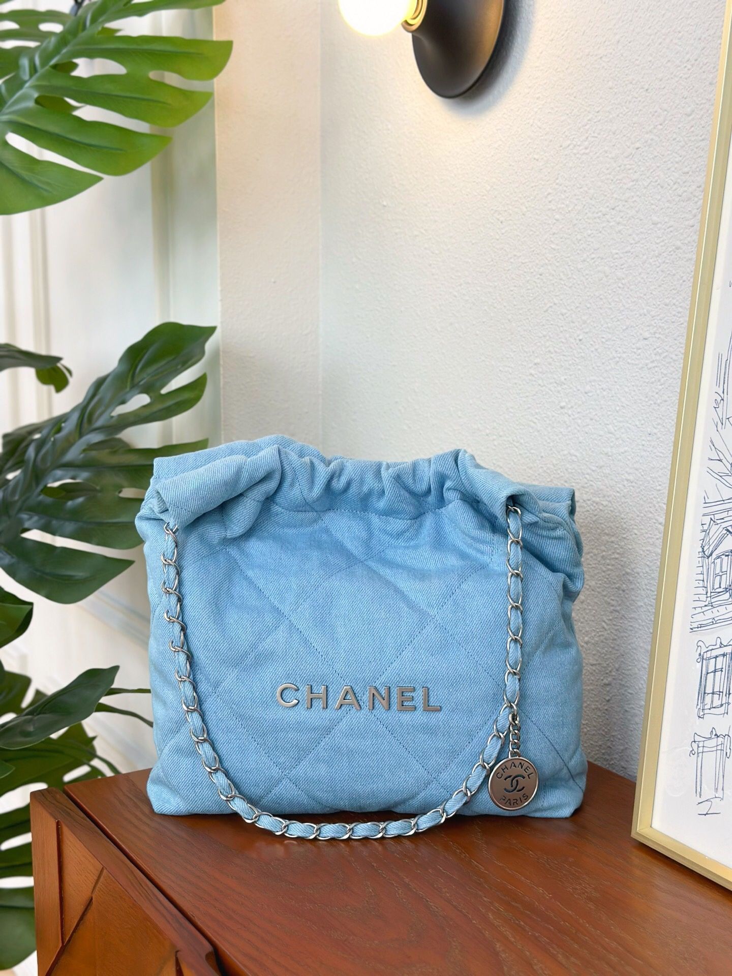 A classic and fashionable bag for women