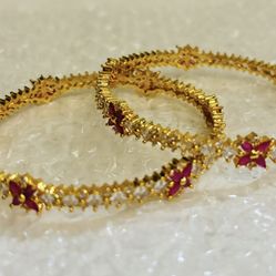 set of 2 gold plated bangles with stones anc rubys in it never change there colour orginal