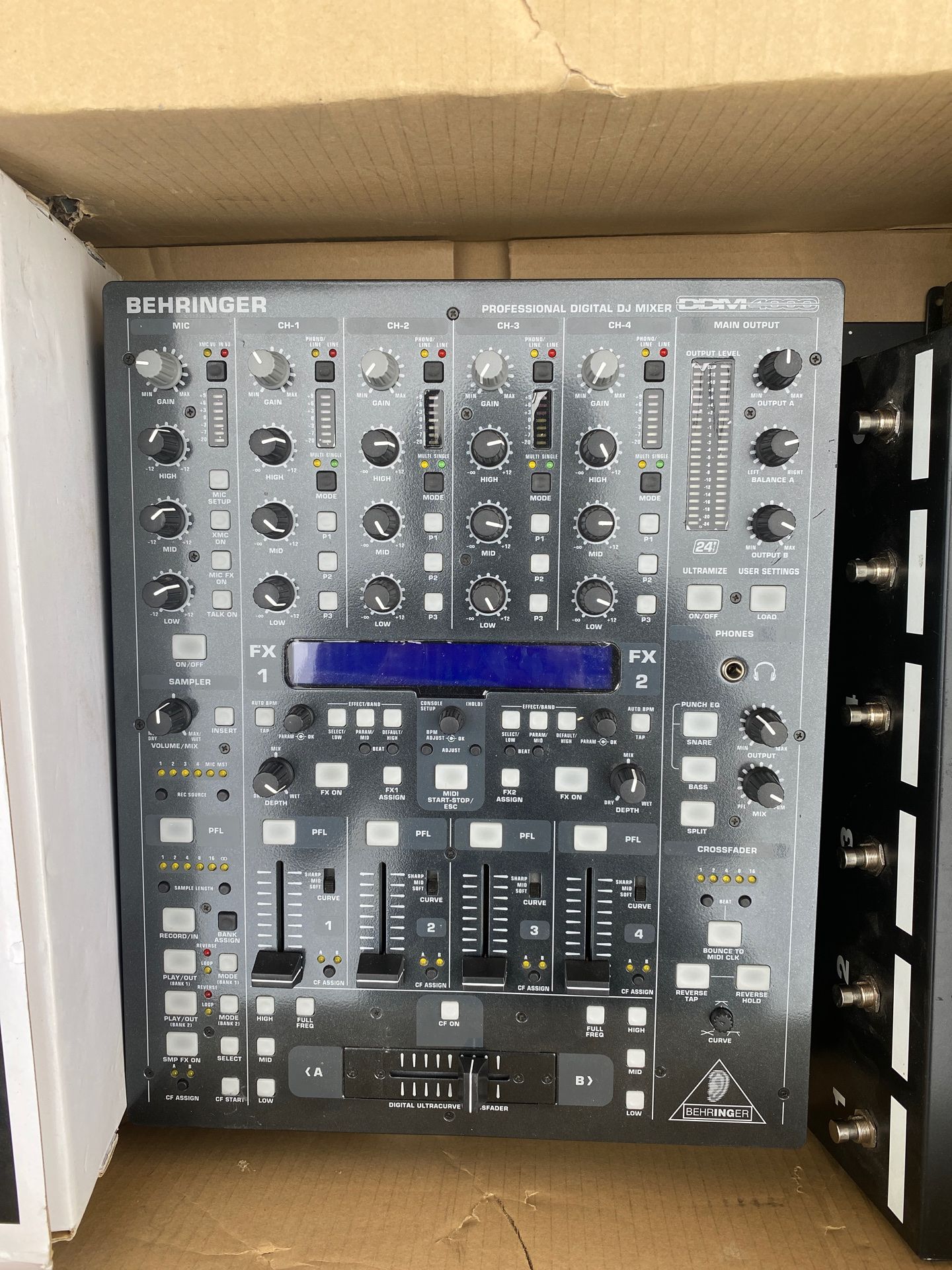 Behringer dj mixer ddm4000
