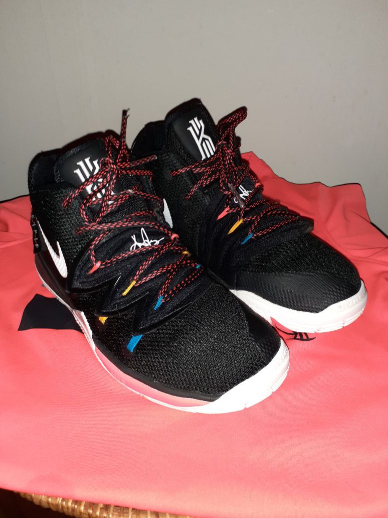 Kids Kyrie Irving 5 "Friends" edition sz 3Y