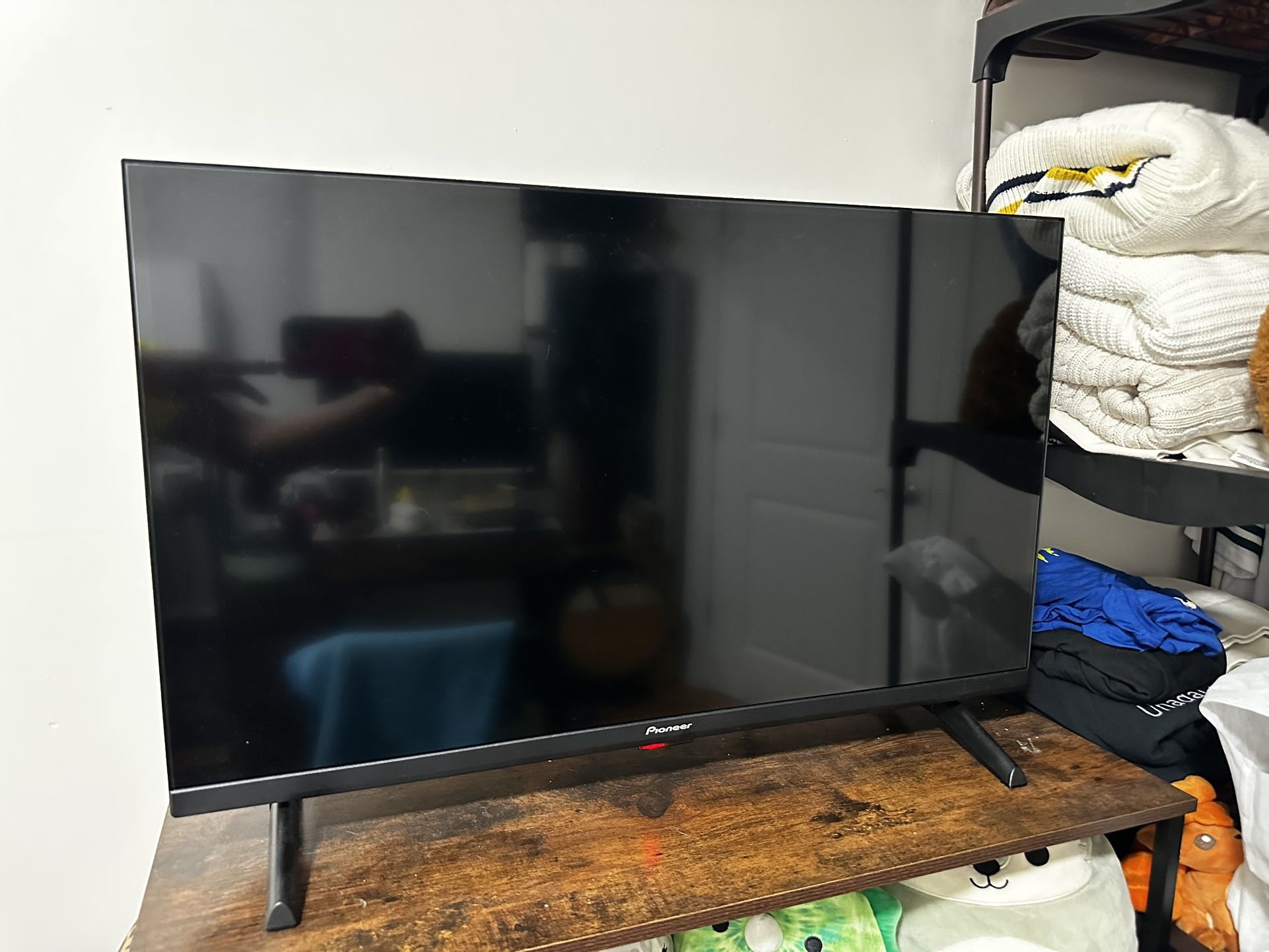 Pioneer Flat Screen TV 32 inch