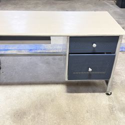 Very Nice And Clean Office Desk $100 Cash Obo