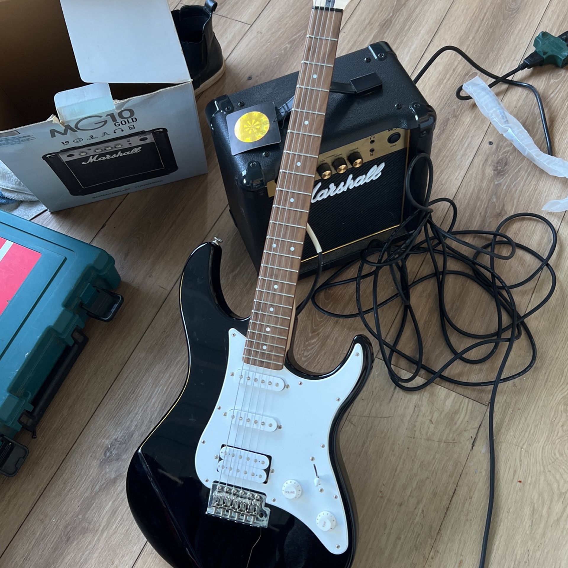 Guitarra Eléctrica Con Bosnia Y Cable