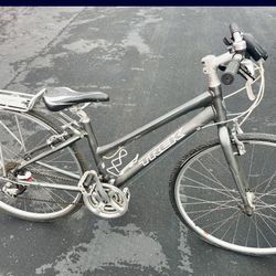 Small Step Through Trek Bike 700cc Wheels Five Foot Tall Riders 