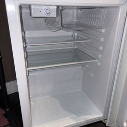 Magic Chef Mini Fridge (2.6 cu ft) — Clean & Works Perfectly!