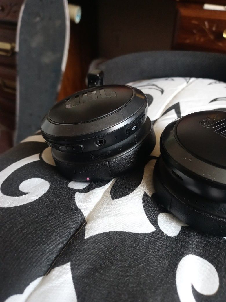 JBL Live 400BT Bluetooth headphones