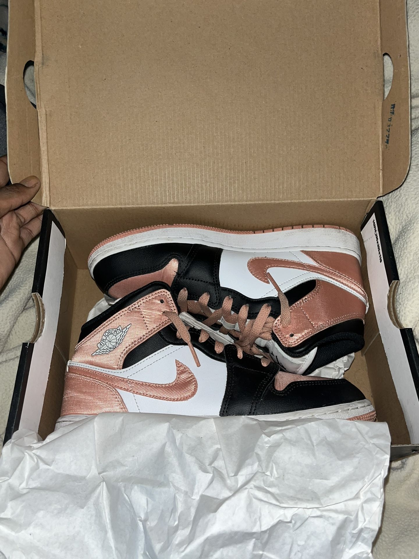 air jordan 1 mid (gs). white/lt madder root-black. blanc/racine de garance pale