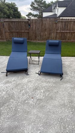 Outdoor patio lounge chairs