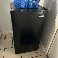 Igloo Mini Fridge 