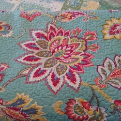 Twin Size Reversable Cotton Quilt With Sham