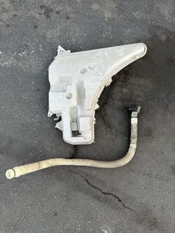 BMW E92 Windshield Reservoir 