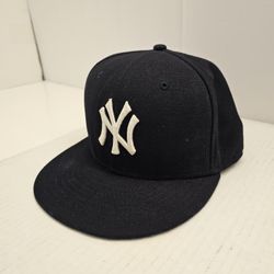 New Era New York Yankees Blue & White Fitted Cap 7 1/2 – Official MLB HatLightly used New Era Yankees fitted hat in great condition. Clean and ready t