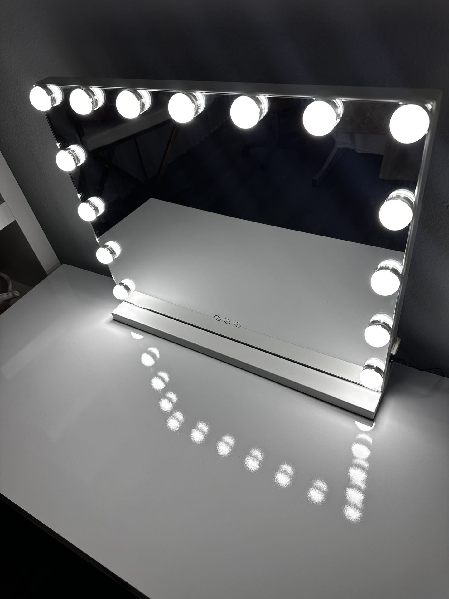 VANITY TABLE WITH LED MIRROR LIGHTS