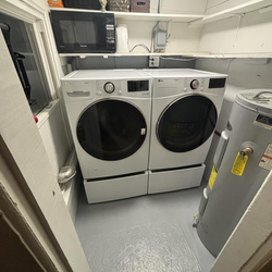 Washer and dryer +2 pedestals