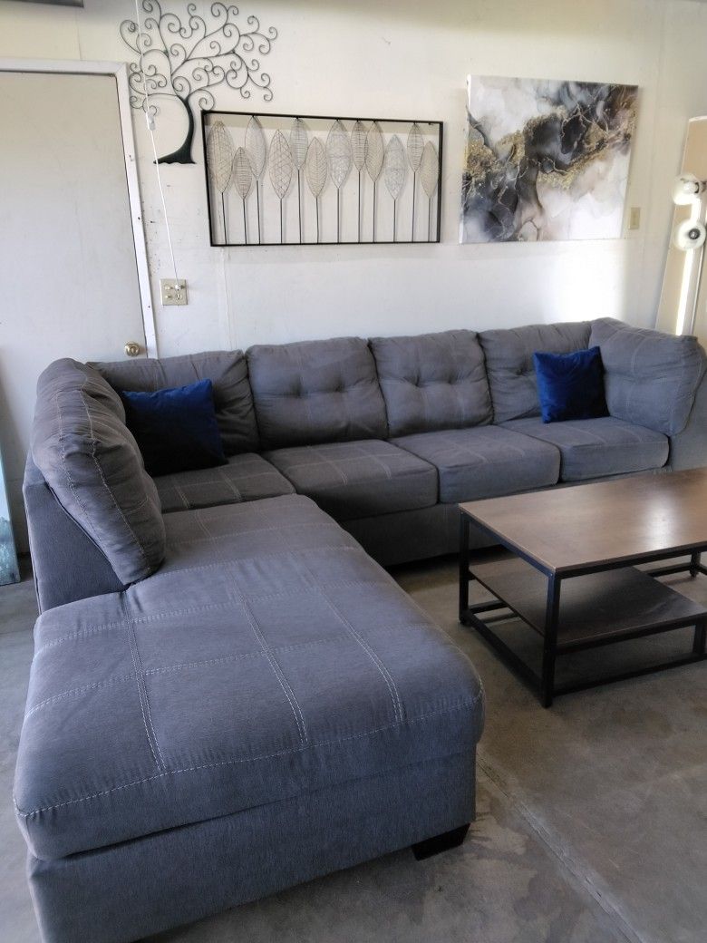 Free Delivery Ashley's Furniture Sectional Couch Gray 