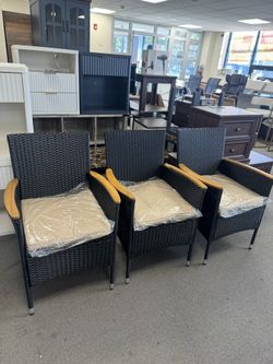 🔥 Set of 3 Outdoor Wicker-Style Patio Chairs – $150  Brand New – Fully Assembled & Ready to Take!  Stylish outdoor chair set perfect for creating a c