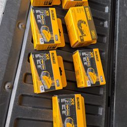 Dewalt DCB205 (1) & DCBP320 (6)