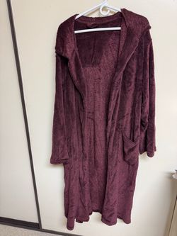 PLUSH ST. JOHN's BAY ONE UNISEX ROBE WITH HOOD AND TIE. PRELOVED.