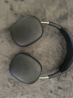 AirPods Max 1st gen NO CASE comes with Lightning Cable