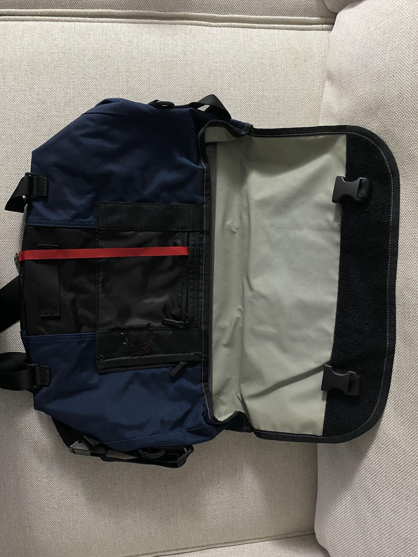 Timbuk2 Classic Messenger Bag - Blue Great Shape Small Bag for Sale in  Wesley Chapel, FL - OfferUp