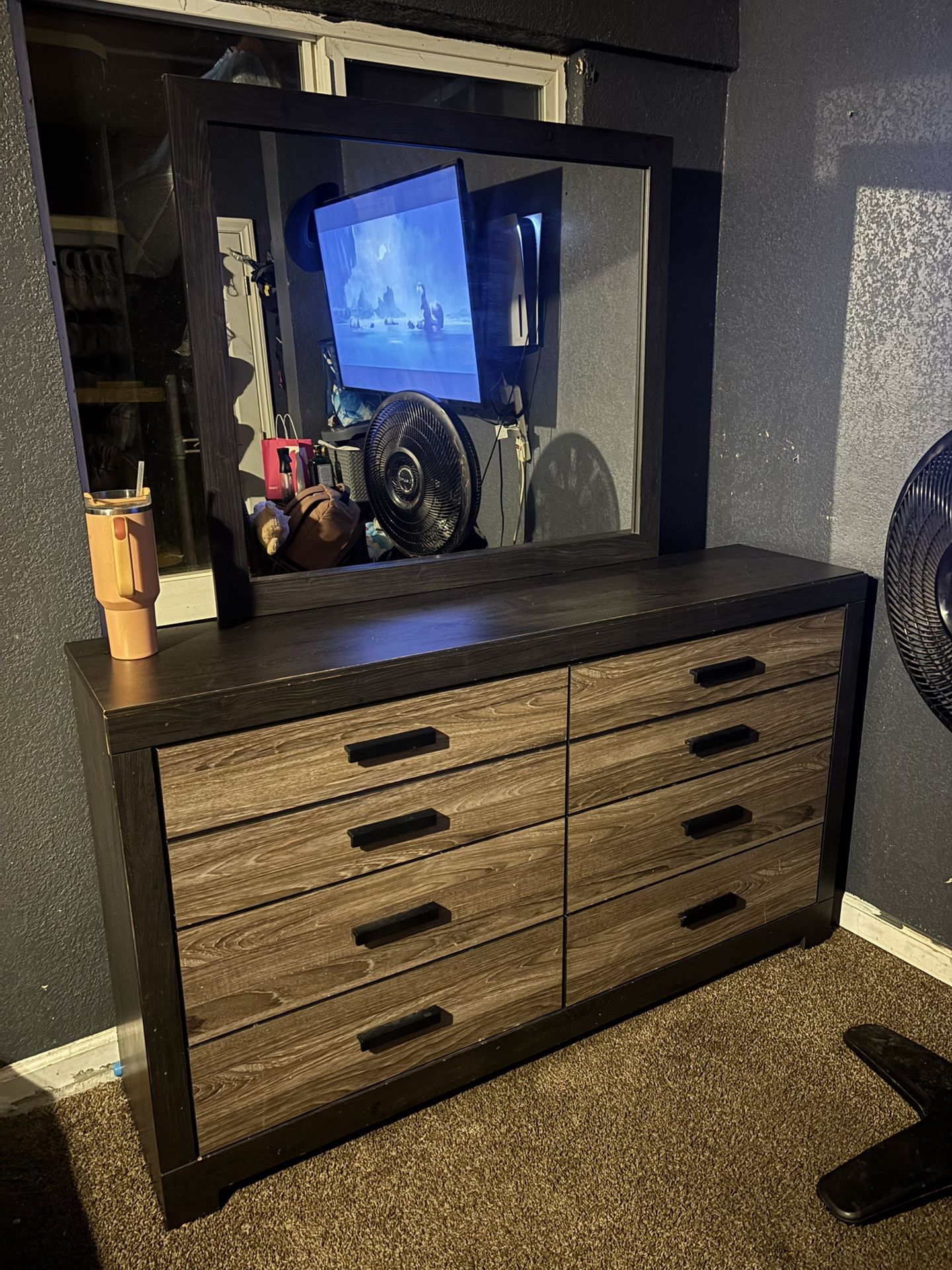 Ashley furniture 6 drawer dresser with mirror