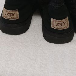 UGG knit Sweater Women's Size 9 Boots. 
