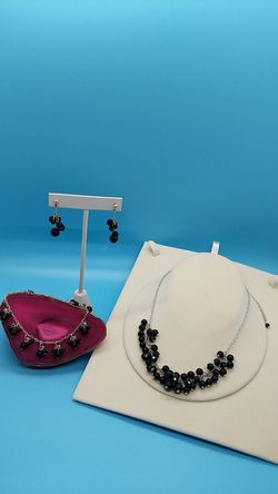Nice Onix earrings necklace and bracelet