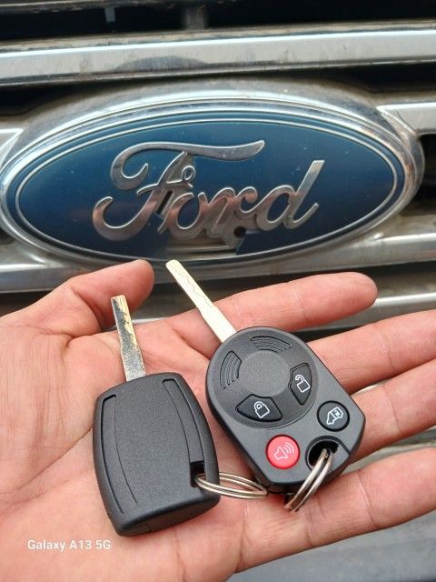 Car Keys And Remotes / Llaves De Carro Y Controlles