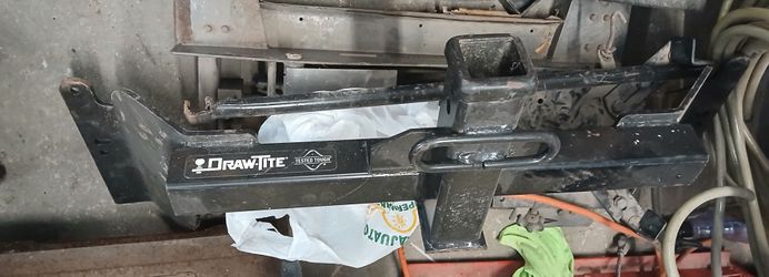 Vehicle hitch bracket