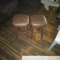 2 Slhort Bar Stools
