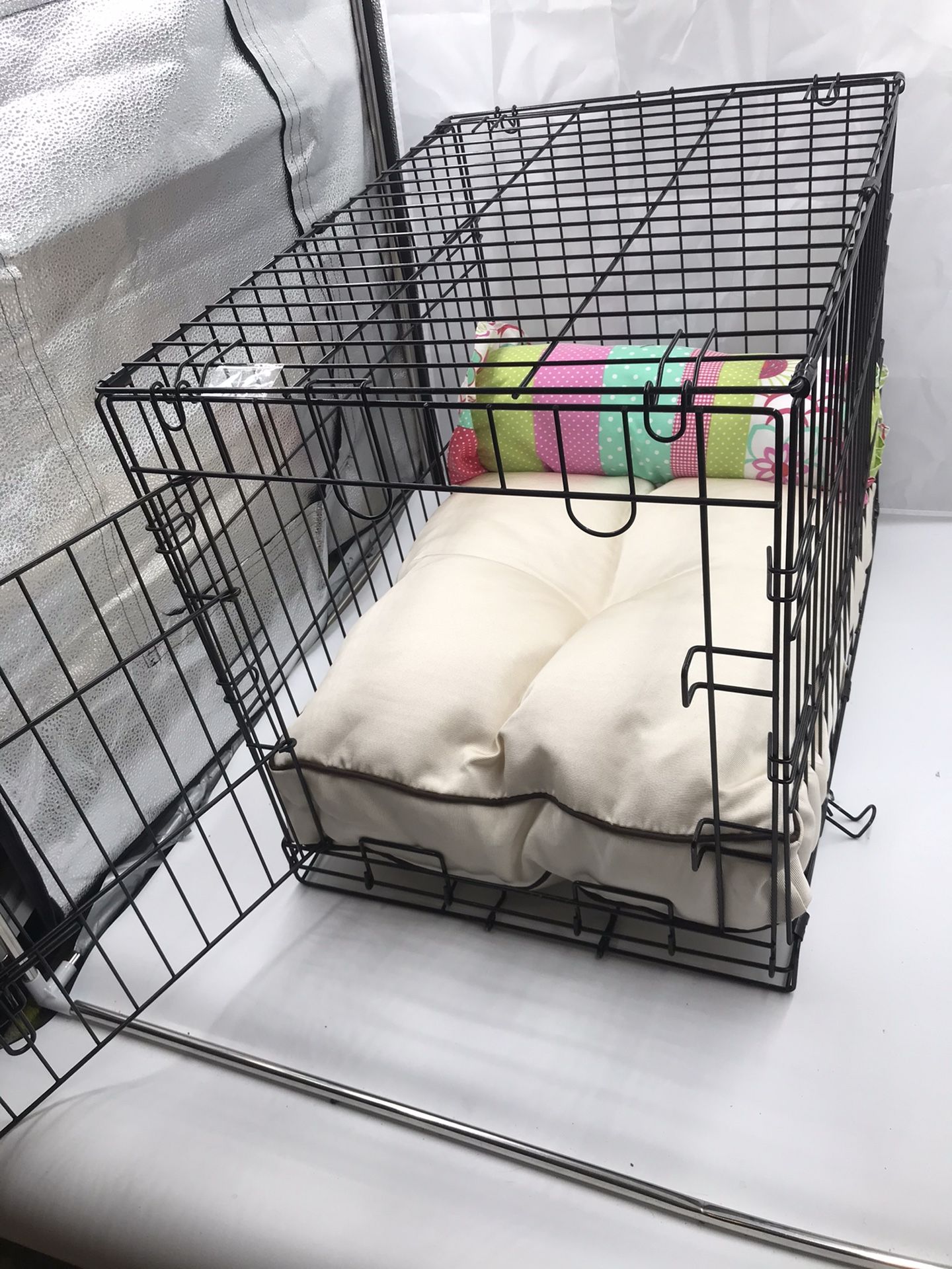 Large 20”x 17” Pet Crate w/ 2Comfy pillows! New!!