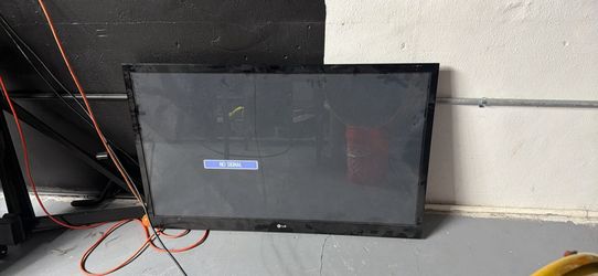 50" LG Plasma TV (Model 50PK550) - Powers On