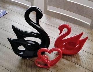 Ceramic Swans With Heart Decor