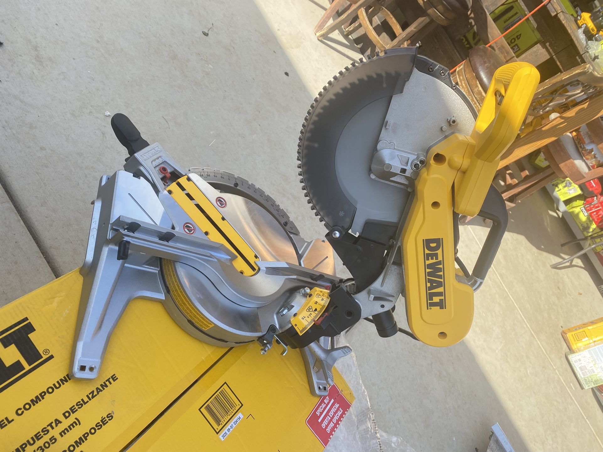 Double bevel compound miter saw