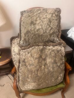 4 Matching pillows