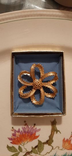 Vintage Flower Gold Tone Brooch.