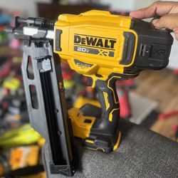 DEWALT 20-Volt 21° Cordless Framing Nailer