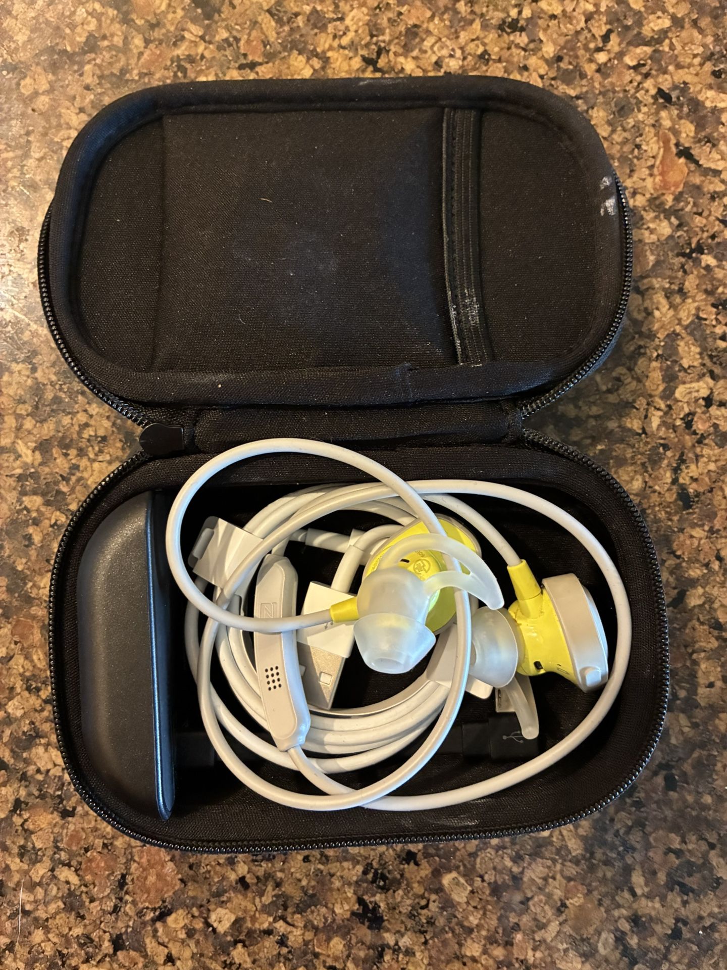 Bose Headphones With Charging Case And Cord