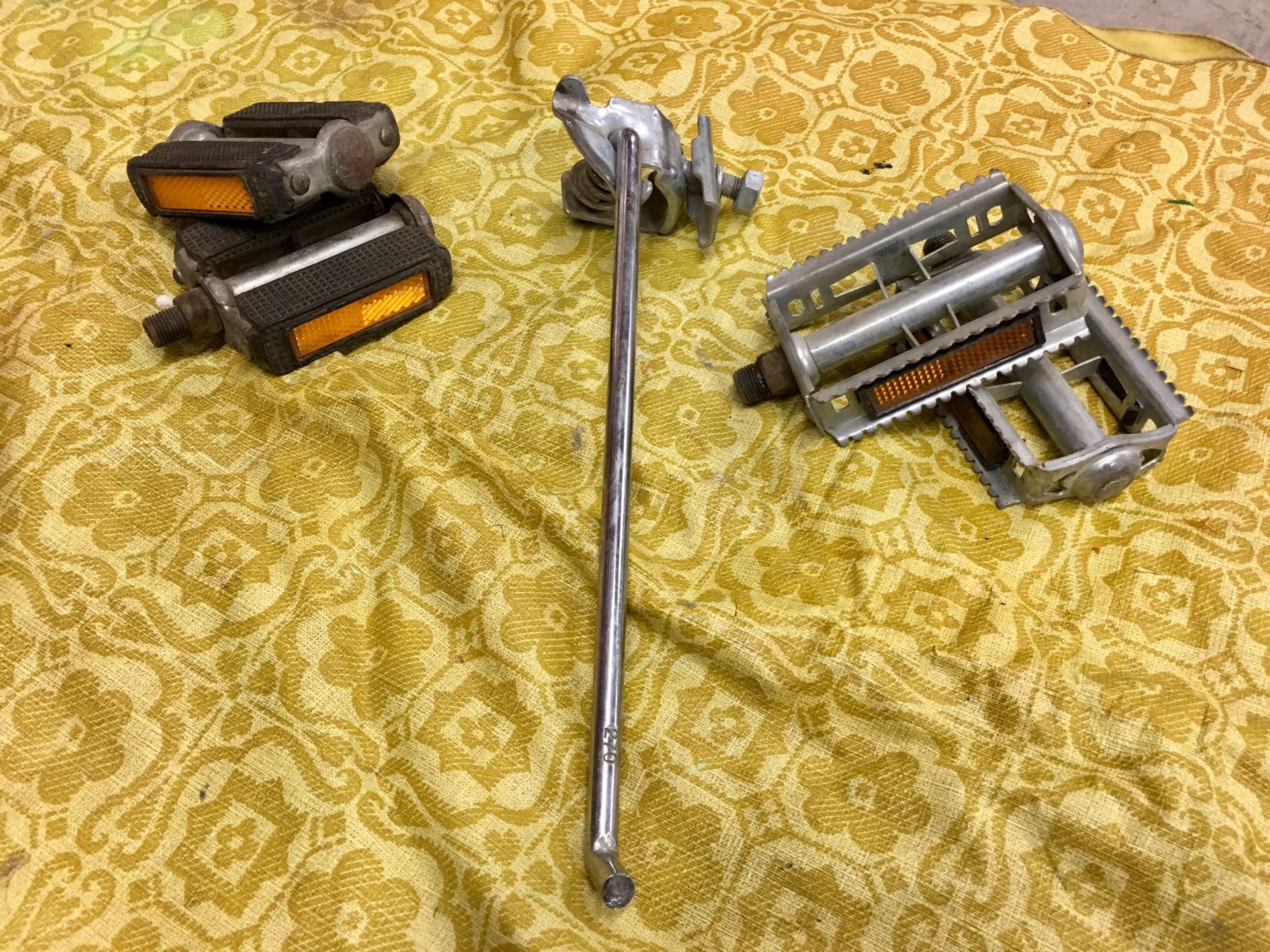 Vintage bike stand and 2 pairs of pedals