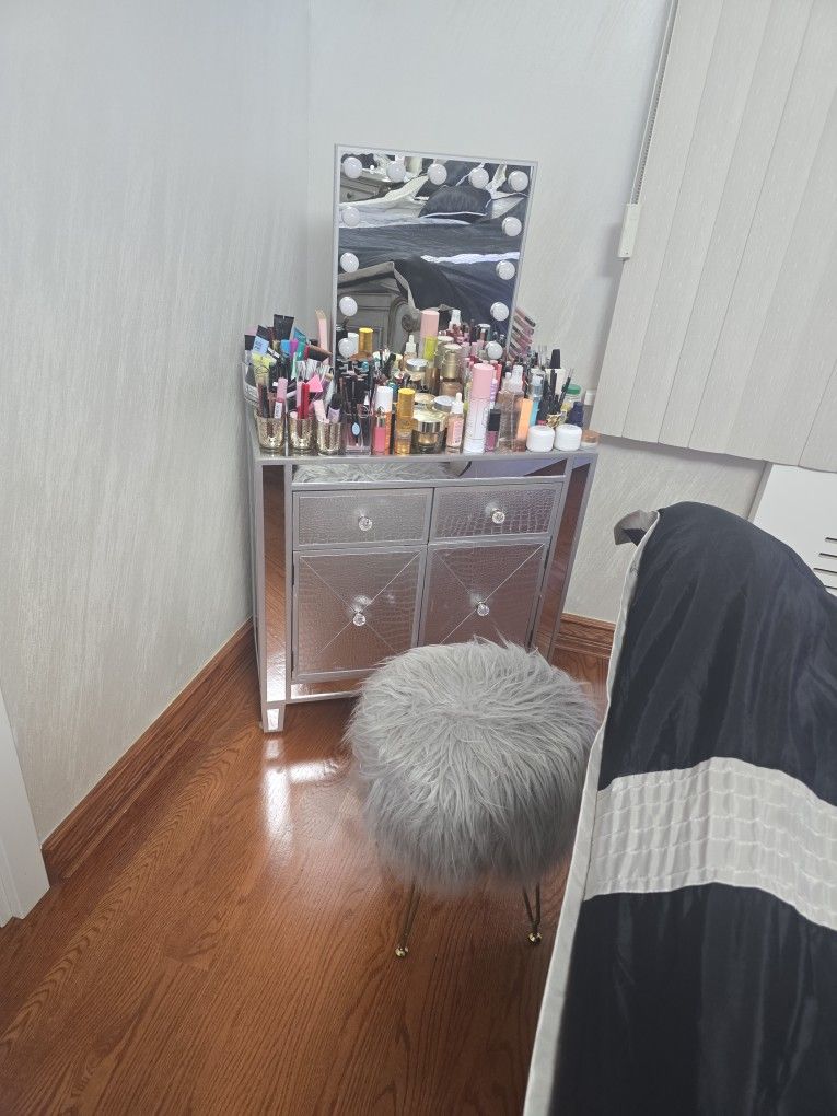 Makeup Vanity With Stool And Lights