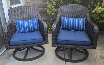 Set of 2 Wicker Swivel Patio Chairs with Blue Cushions – Excellent Condition