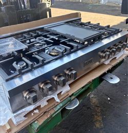 Stainless steel ZLINE gas range top has seven front-facing control knobs and heavy-duty cast iron grates. This appliance includes a removable cast iro
